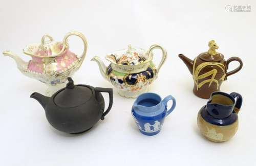 A quantity of assorted teapots, to include a Wedgwood