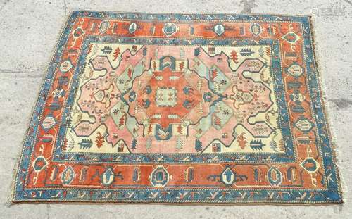 Carpet / Rug : a hand woven woollen rug with central