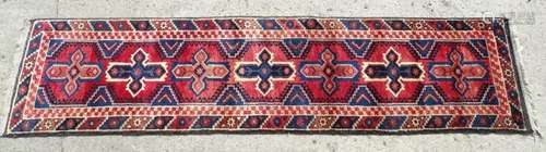 Carpet / Rug : A hand made woollen runner having 7