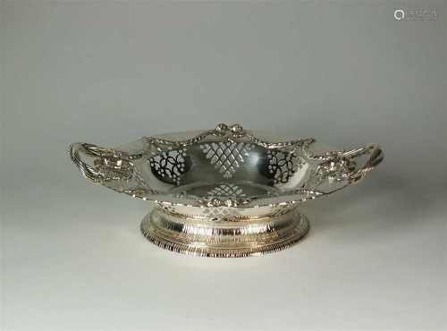 An Edwardian silver two handled dish