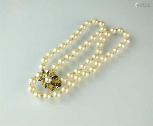 A uniform cultured pearl necklace