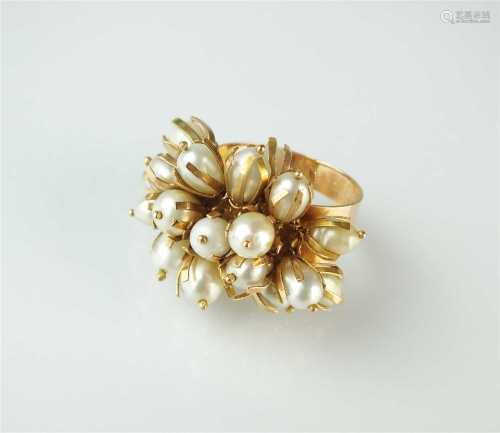 A pearl dress ring