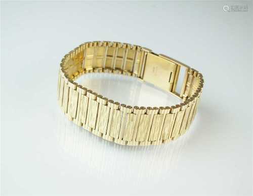 A 9ct gold bark link bracelet