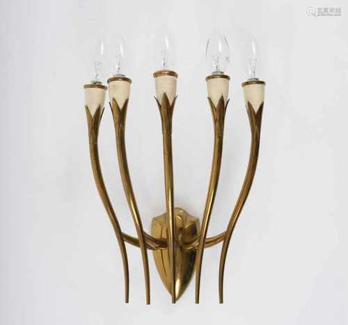 Italy, Wall light, 1940/50sWall light, 1940/50sH. 34 cm. Brass, part white. Italien, Wandleuchte,