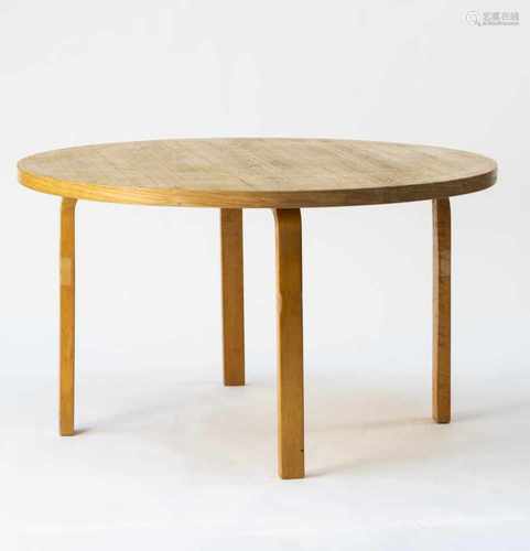 Alvar Aalto, '90' table, 1930s '90' table, 1930s H. 72 cm, D. 125 cm. Made by Artek, Helsinki. Birch