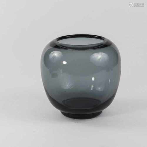 Wilhelm Wagenfeld, Vase, 1936/39Vase, 1936/39H. 15.5 cm. Made by Vereinigte Lausitzer Glaswerke,