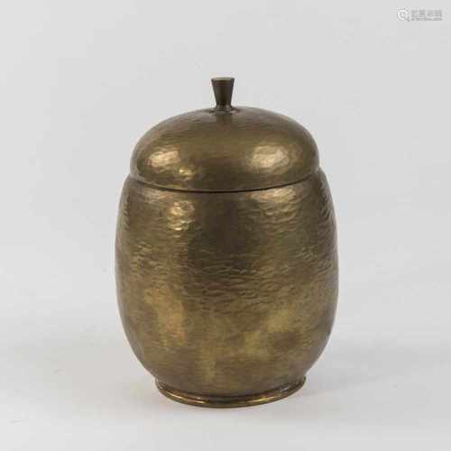 Hayno Focken, Lid tin, 1930sLid tin, 1930sH. 16.7 cm. Hammered brass. Marked: Artist's signet. Hayno