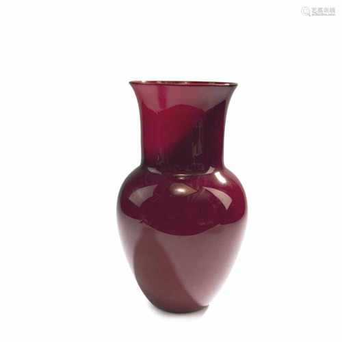 Venini & C., 'Incamiciato' vase, 1950'Incamiciato' vase, 1950Baluster. H. 31.5 cm. Cased glass, cler