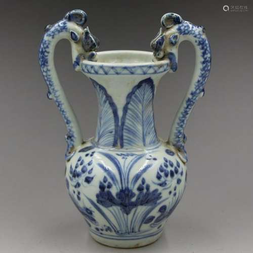 A BLUE & WHITE DOUBLE EAR DRAGON VASE MING DYNASTY.