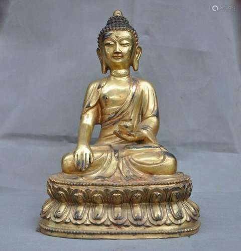 A GILT BRONZE SHAKYAMUNI BUDDHA FIGURE QING DYNASTY.