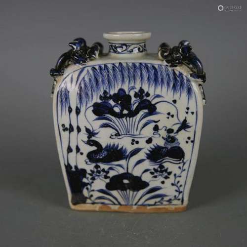 A BLUE & WHITE LOTUS VASE QING DYNASTY.