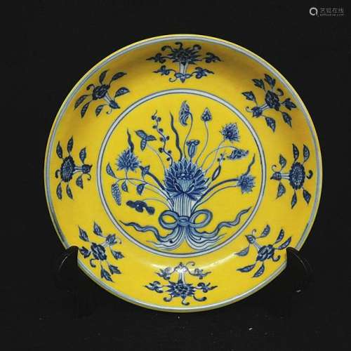 A YELLOW & BLUE LOTUS PLATE XUANDE MARK 14TH/C.