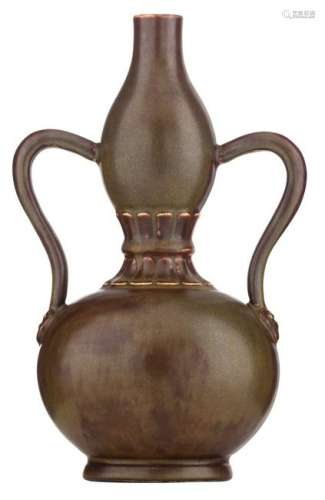 A double gourd teadust vase with lotus petals