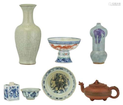 Various Chinese items consisting of a blue and white