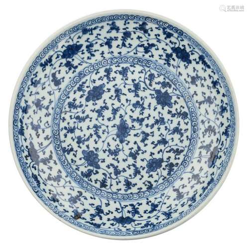 A Chinese blue and white floral decorated plate, Ã¸ 33