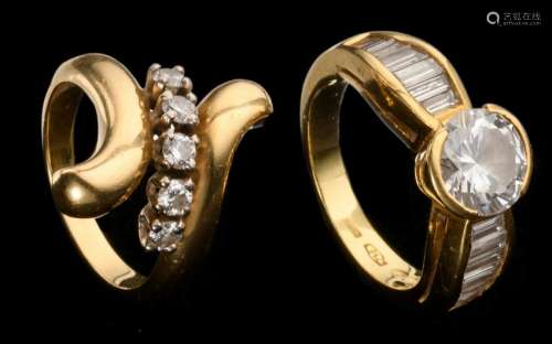 An 18ct gold ring set with brilliant and pave cut