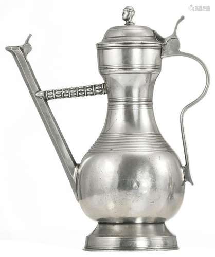 An 18thC Swiss pewter 'Stegkanne' or wine flagon, H 32