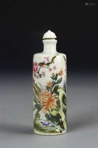 Chinese Famille Rose Snuff Bottle