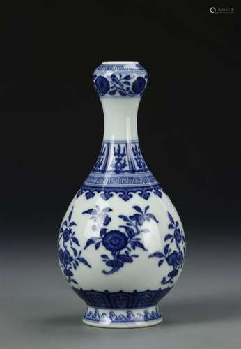 Chinese  Blue And White Garlic Head Vase