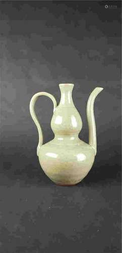 Green-glazed ã flagon