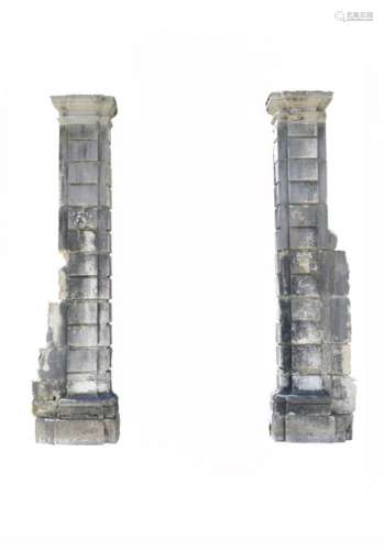 Paire de piliers en pierre présentant un décor de …