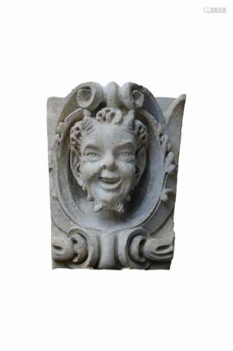 Mascaron en pierre représentant un satyre. La tête…