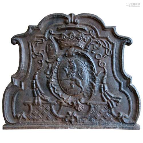 Plaque de cheminée en fonte.Un lion rugissant dans…