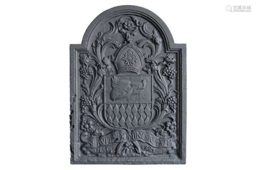 Plaque de cheminée en fonte.La blason central, com…