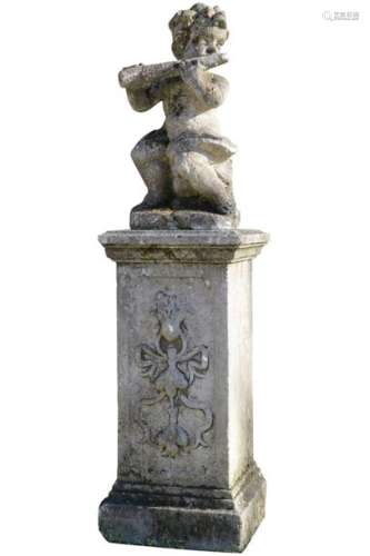 Statue en pierre représentant un putto musicien.Le…