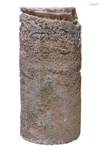 Tambour de colonne en pierre formant socle. Origin…