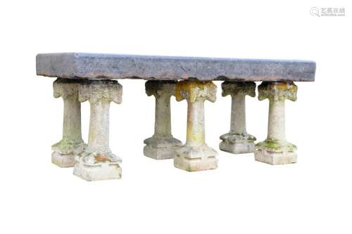 Table composée d'un plateau monolithe en pierre bl…