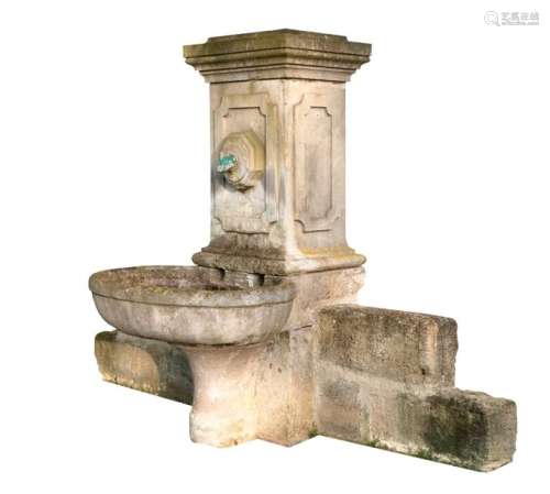 Fontaine ornementale d'applique en pierre composée…