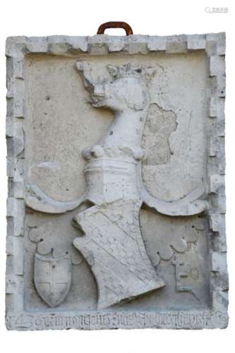 Blason en pierre dure sculpté portant la date 1436…