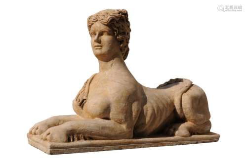 Sphinge en marbre de Vérone, la tête redressée sav…