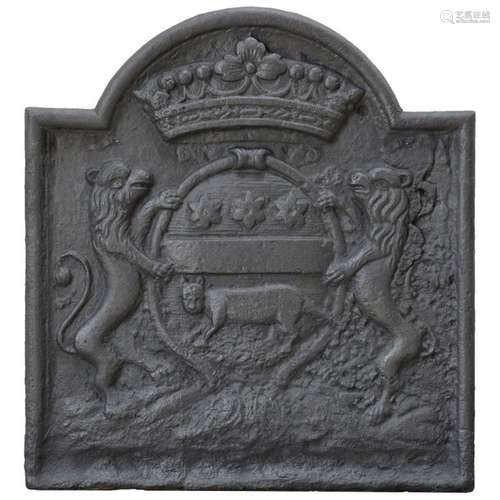 Plaque de cheminée en fonte avec un blason central…