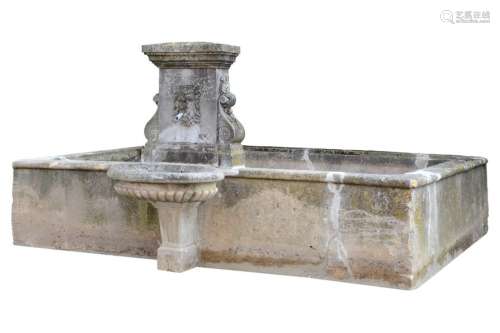 Bassin en pierre avec fontaine adossée. La fontain…