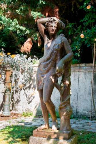 Bacchus. Statue en fonte de fer montrant Bacchus a…