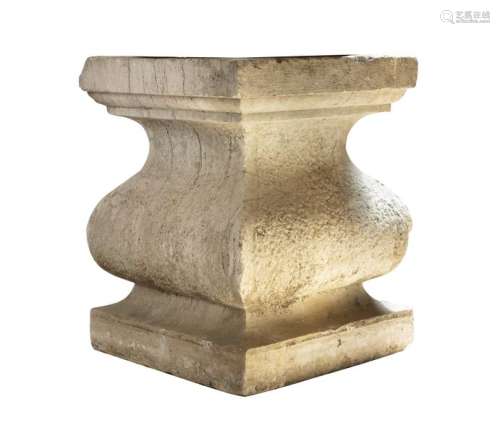 Socle carré en pierre époque 18e Ht: 60 cm Base 47…