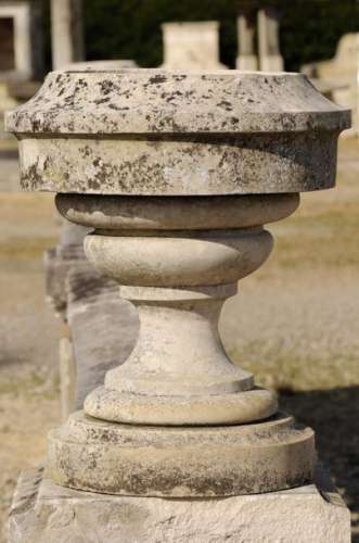 Vase rond en pierre. Ep. 19eme \nHaut. : 47 cm Larg…