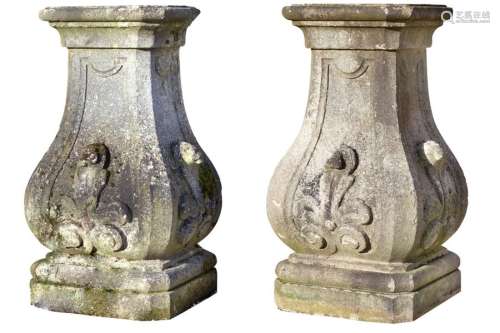 Paire de socles en pierre de style Louis XV compos…