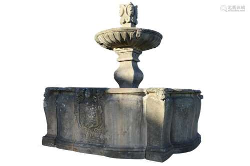 Rare fontaine centrale d'apparat en pierre. Elle e…
