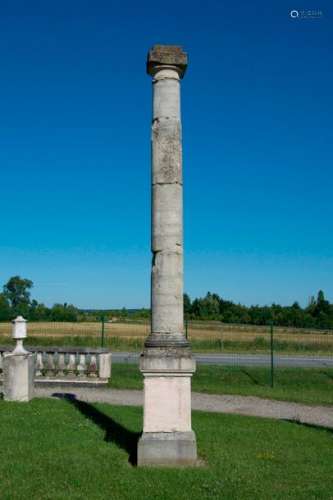 Paire de grandes colonnes en pierre sur socle. Epo…