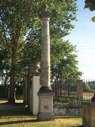 Paire de grandes colonnes en pierre sur socle. Epo…