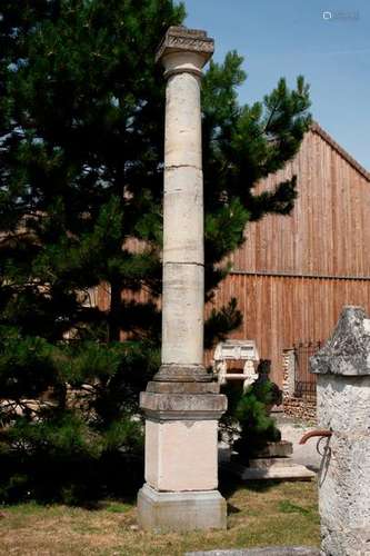 Paire de grandes colonnes en pierre sur socle. Epo…