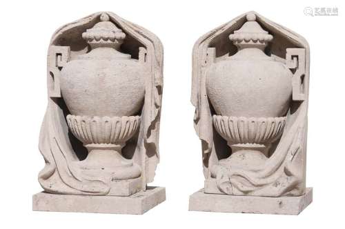 Paire d'urnes drapées en pierre de style Louis XVI…