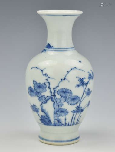 A Blue and White Vase with YongZheng Mark