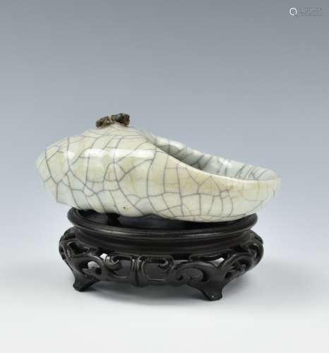 Chinese Ge-Ware Clamshell Shape Washer, 18th C.