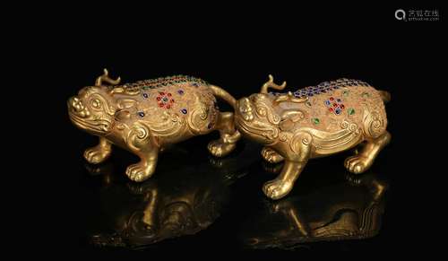 CHINESE GILT BRONZE BEASTS WITH INLAID, PAIR