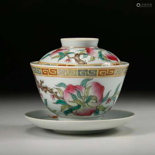 CHINESE FAMILLE ROSE PEACH PORCELAIN TEA COVER BOW