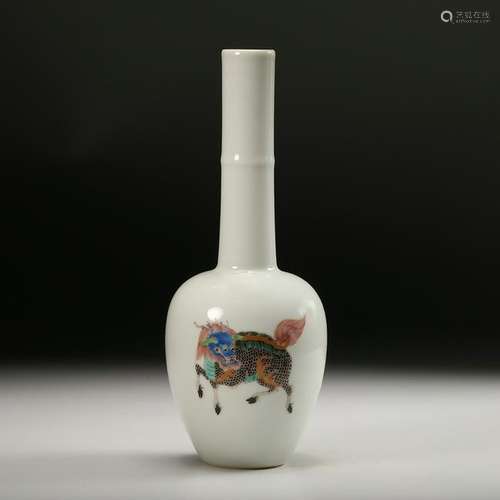 CHINESE FAMILLE ROSE LONG NECK PORCELAIN VASE